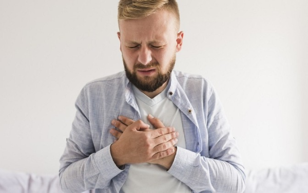 급성 흉통 발생 이유와 주의 사항 및 대처 방법 관련 사진