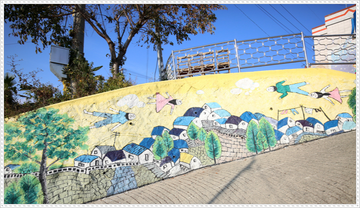 동피랑마을의 벽화 사진입니다.