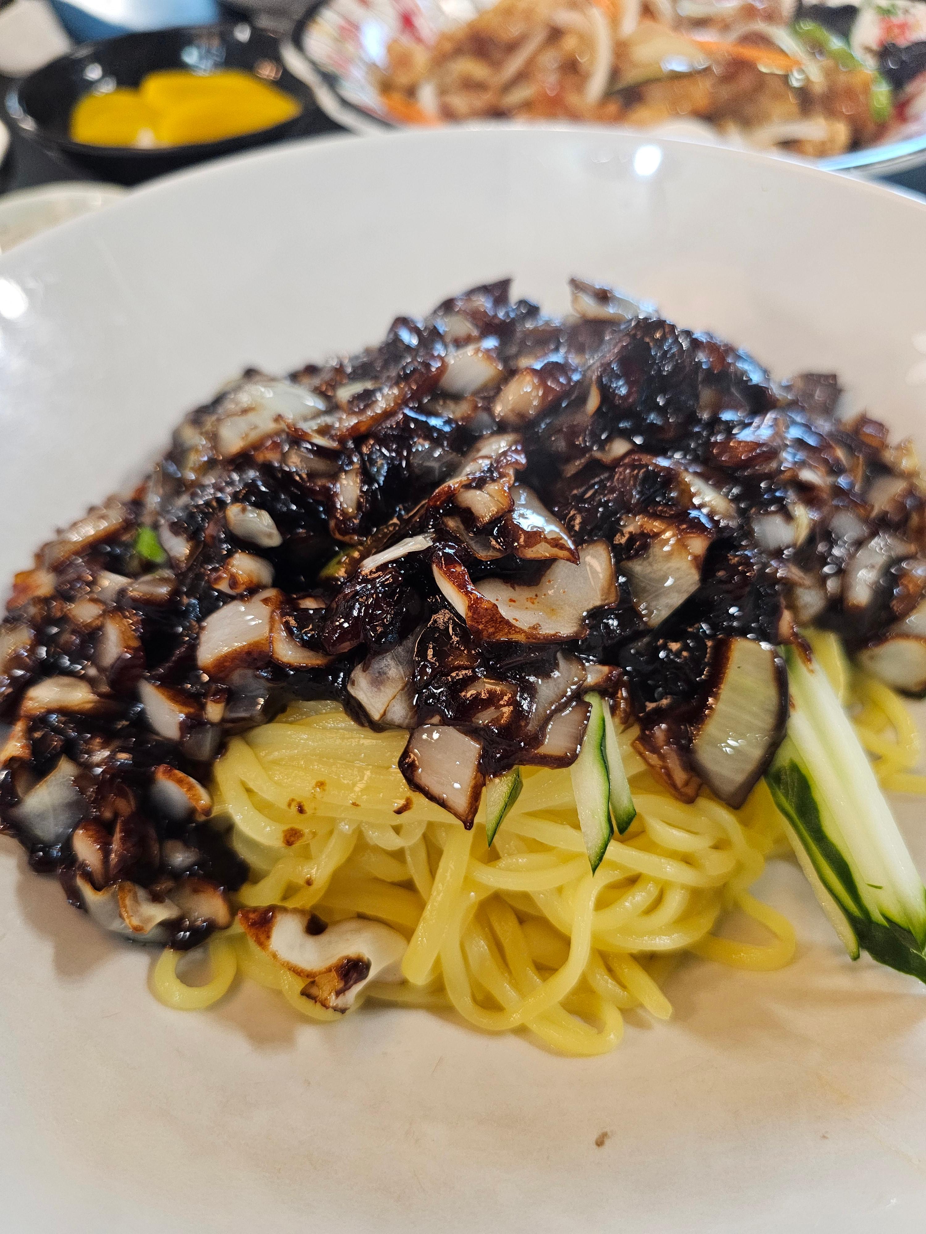 갓 볶아낸 간짜장은 불향과 아삭한 양파 그리고 돼지고기가 어우러져 깊은 맛을 냅니다