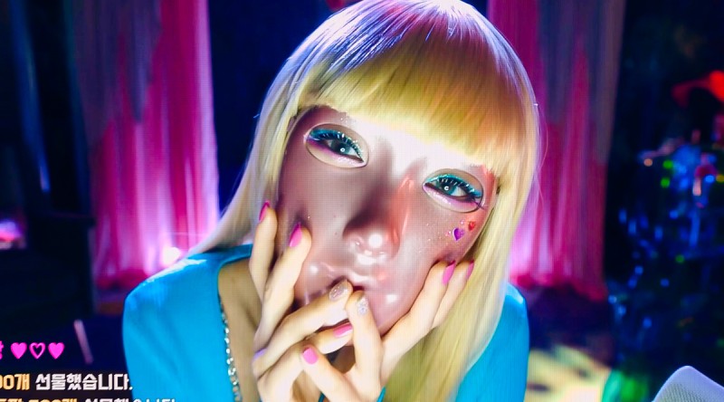 파란 드레스에 금발의 긴가발과 얼굴에 마스크를 쓴 드라마 마스크걸의 김모미