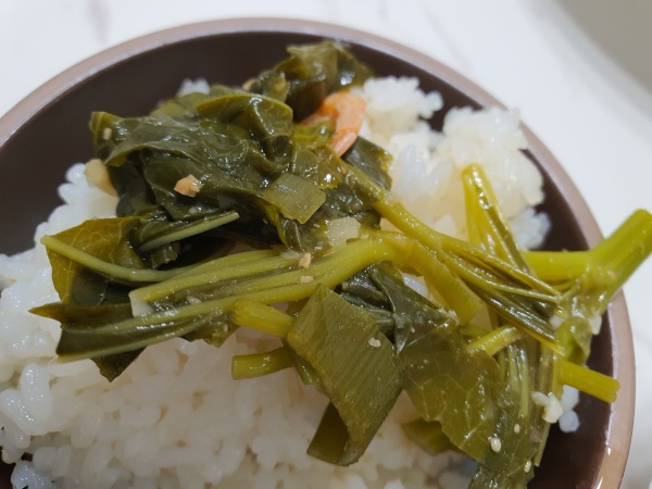 나물이-올라가있는-공깃밥