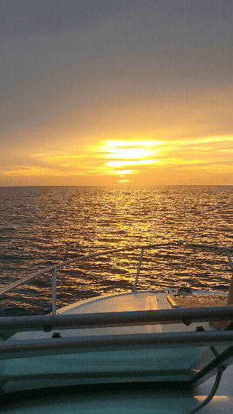 코타키나발루 요트 선셋 투어, 바다 위에서 노을 감상하며 황금빛 석양 바라보는 순간