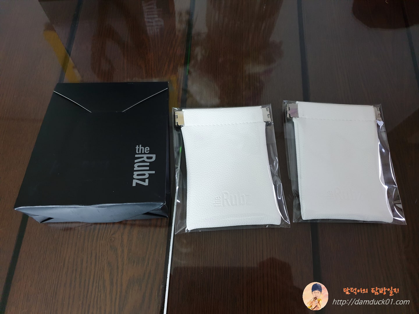 종이상자와 파우치 두 개.