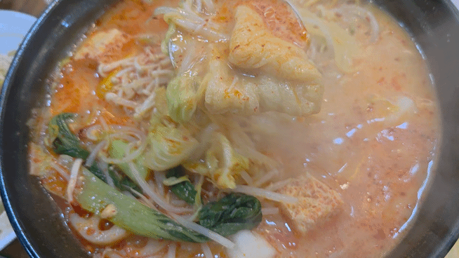 숙주와 청경채가 듬뿍 들어간 미각양꼬치 마라탕