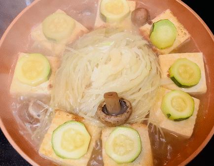 냄비-안에-전골이-끓고-있는-모습