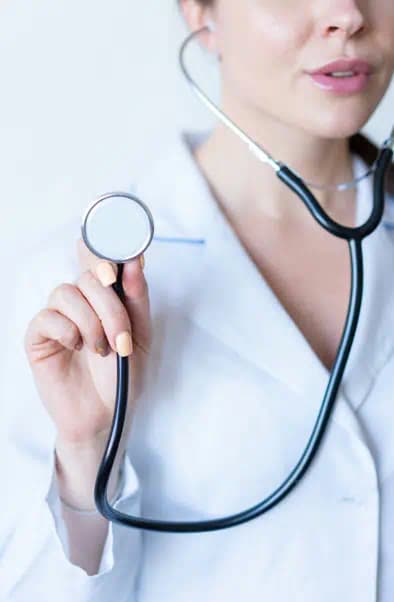 청진기를 가져다대는 여자의사의 모습