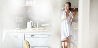 창밖을 보는 여성