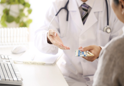 약을 설명하는 의사