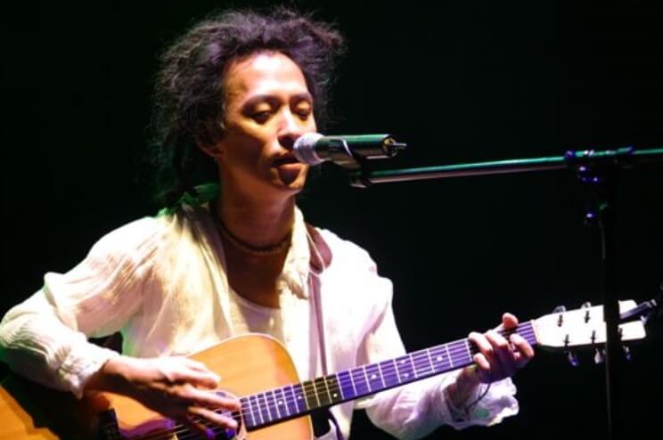 강산에가-무대에서-기타를-치며-노래를-부르고-있는-사진