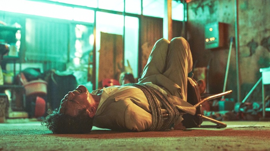 황정민이 의자에 묶인채 쓰러진 모습