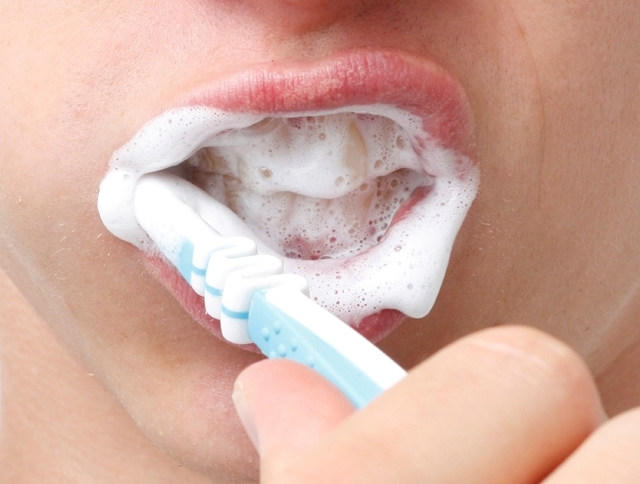 칫솔에 물 묻혀 닦으면