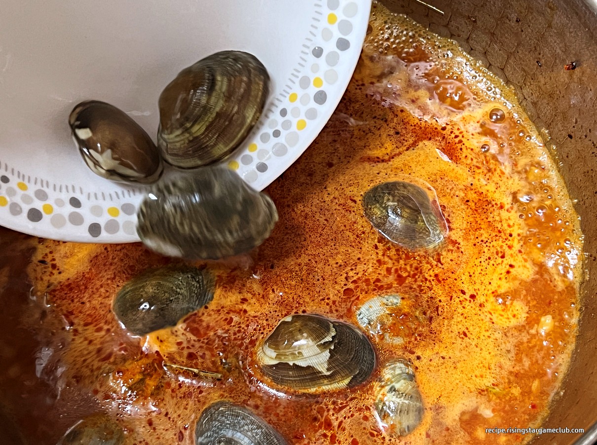순두부 찌개에 바지락을 넣는 사진