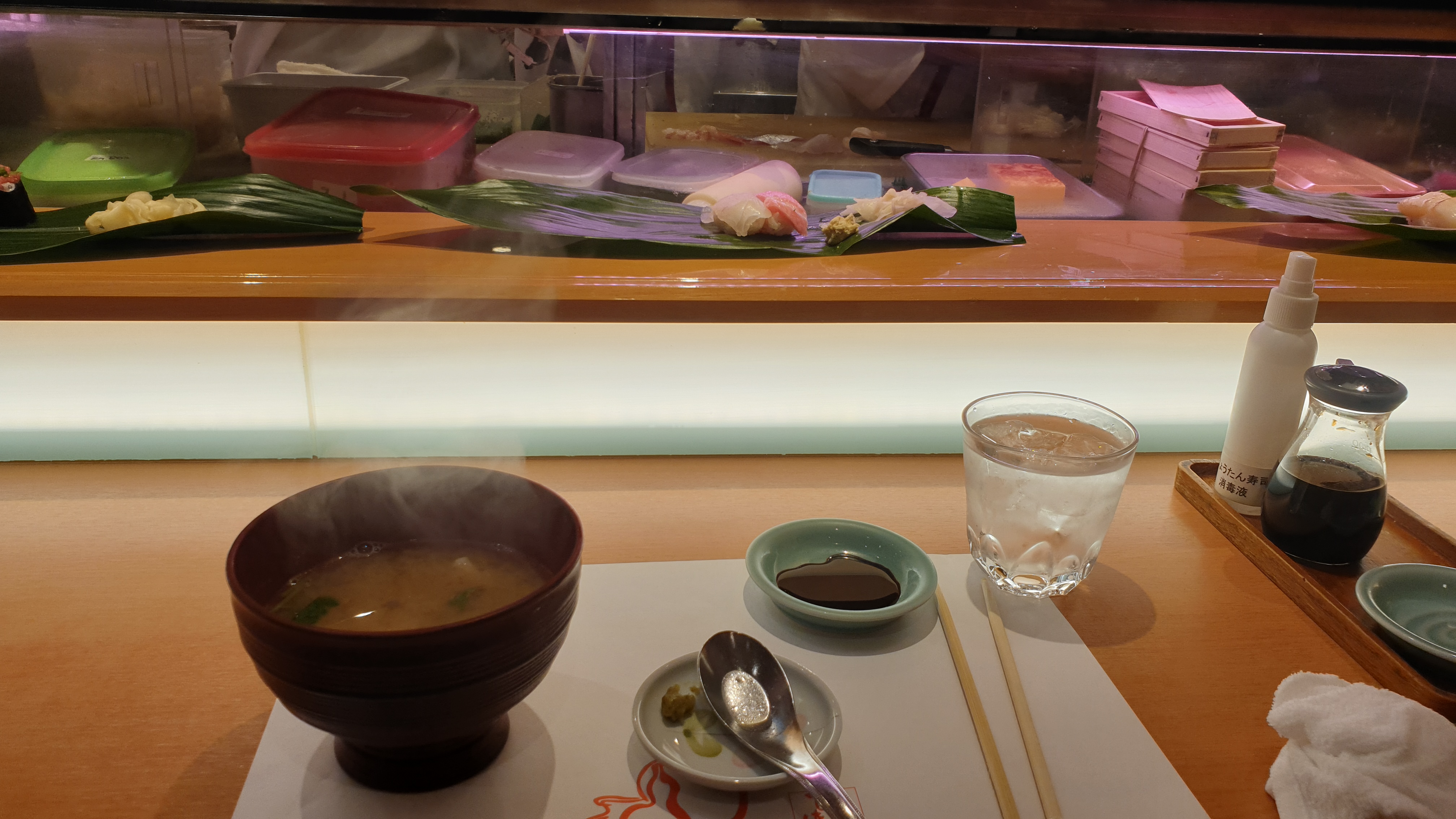 효탄스시 1인석 테이블 앞의 모습