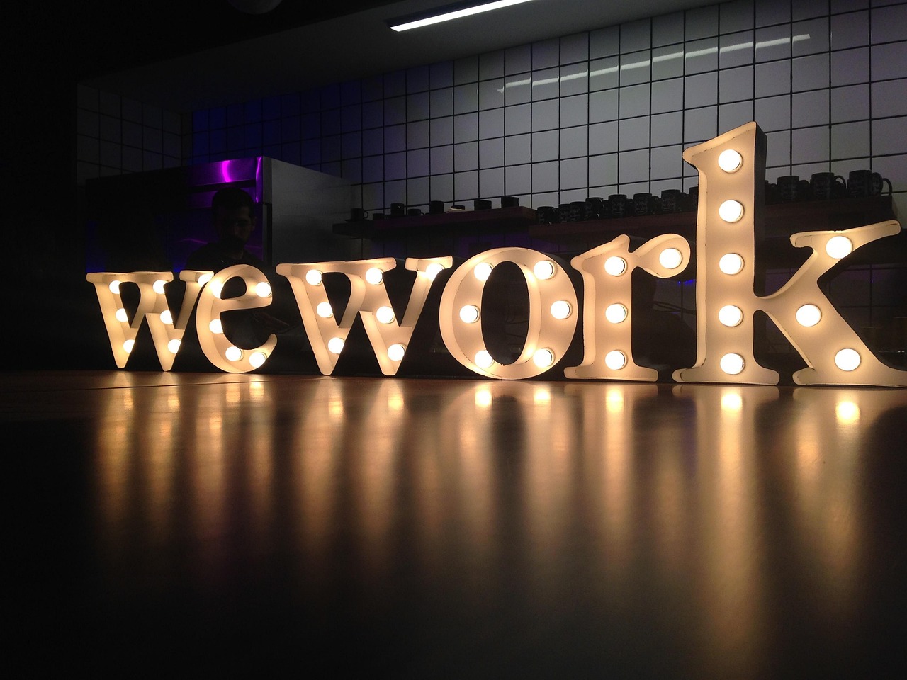 we work 조명 글자