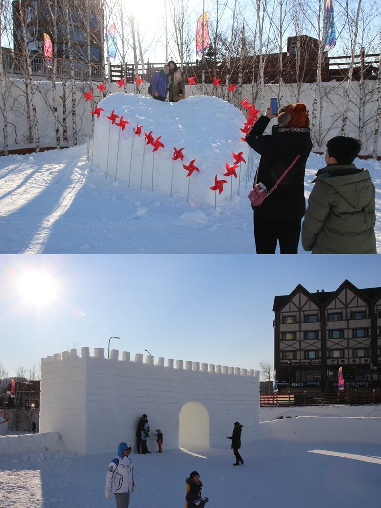1.5M 높이의 커다란 하트모양의 눈조각품 주변을 빨간샌 바람개비가 촘촘히 막대기에 꽂혀있고 상단에서 성인남여 두명이 포즈를 취하고 있고 앞에서 스마트폰으로 사진을 찍어주고 있는 모습이며, 하단사진은 거대한 성벽을 눈으로 만들고 그 중앙에 출입구가 있는 눈조각품 앞에 아빠와 두 아이가 포즈를 취하고 엄마가 사진을 찍어주고 있는 모습