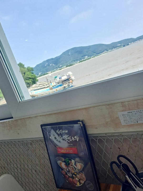 칼국수집 매장 밖 풍경