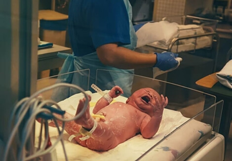 울고있는-갓난아기