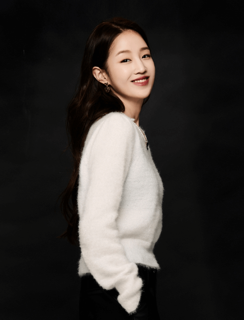 박보람이-하얀색-앙고라-상의를-입고-옆으로-서서-고개는-정면으로-돌려-웃고-있는-사진