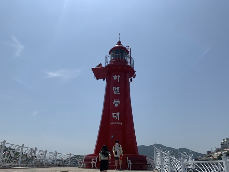 여수 하멜등대 앞에서 바라본 푸른 바다와 해안 풍경, 여수 여행 필수 방문 코스 모습