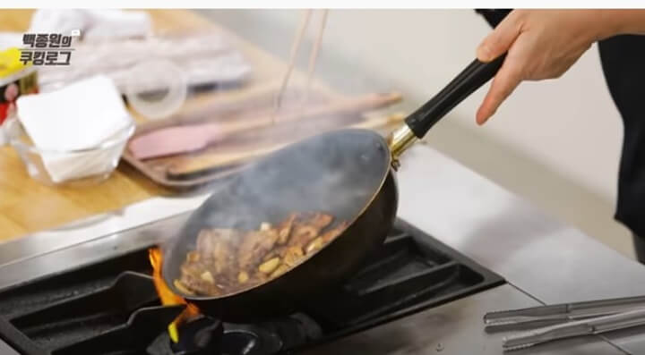 팬을 기울여 불맛 입히기