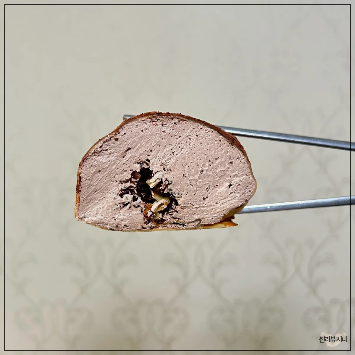 CU-편의점-수건케이크-초코-생크림맛-크림이-가득-들어-있는-단면