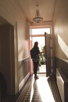 현관물을-여니-빛이-들어오는-장면