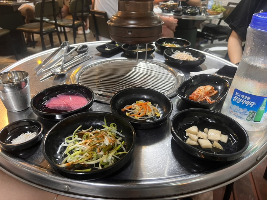 제주 흑돼지맛집 이어돈에서 제공된 다양한 밑반찬 모습