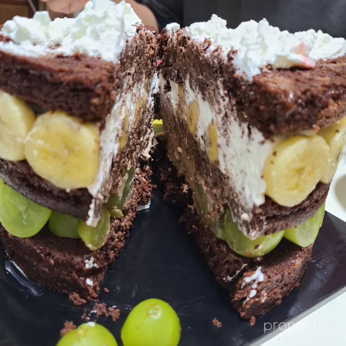 과일시루막내반으로가른모습-1층에초코크림과샤인머스켁-2층은바나나와생크림