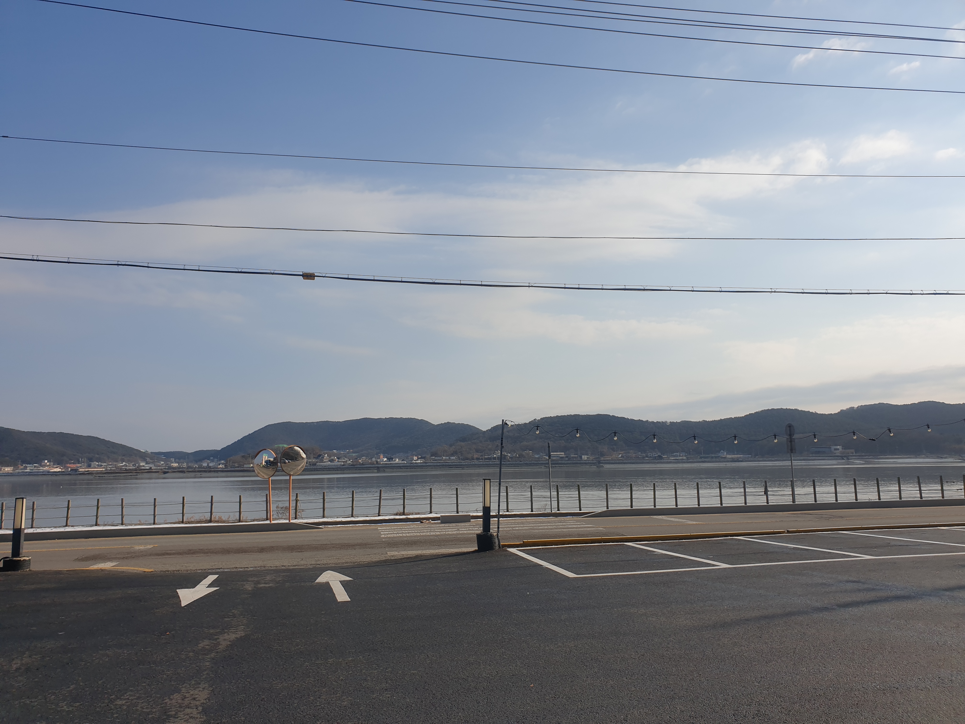 선창집 앞에 강