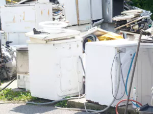 쌓여-있는-폐가전제품