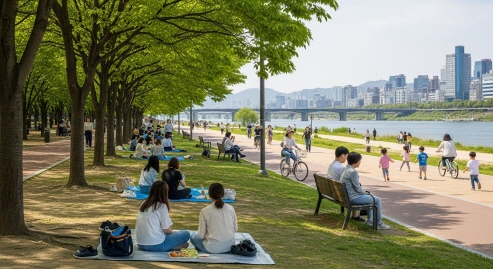 한강공원에서 여유롭게 즐기는 사람들