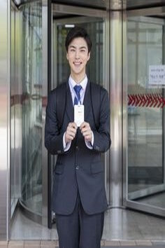 직장-첫-출근하고-사원증을-들어보이는-새내기