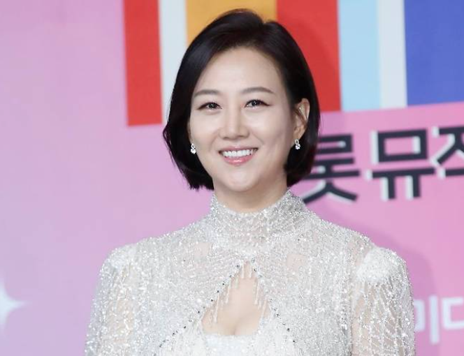 장윤정 모친 투자 사기 구형 징역 1년 6개월…법정서 눈물