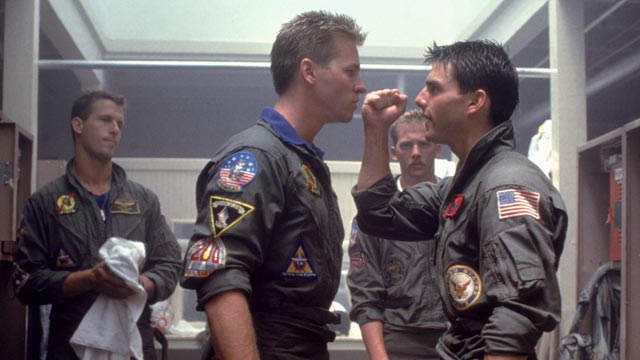 서로를 노려보고 있는 아이스맨(톰 카진스키,발 킬머)과 매버릭(피트 미첼,톰 크루즈)