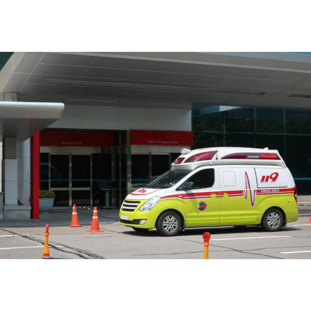 119 구급차가 병원 앞에 주차되어 있다.