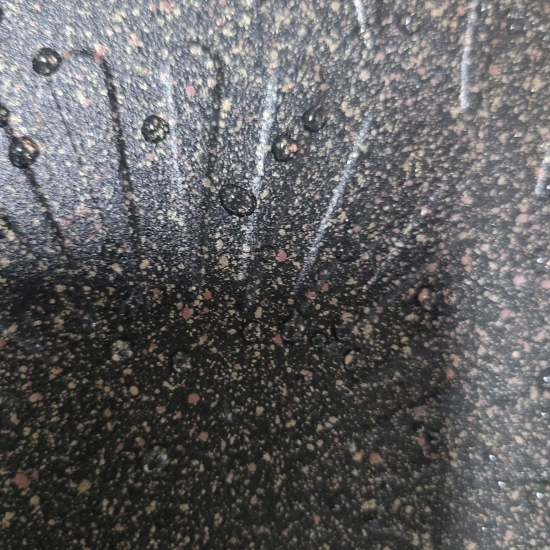 캐스케이드 플래티넘으로 삼겹살구워 먹은 불판 세척후 불판 표면이 깨끗해졌다.