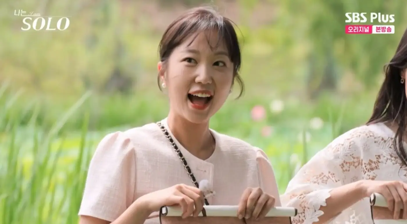 나솔- 분홍색 원피스를 입고 이름표를 들고있는 순자