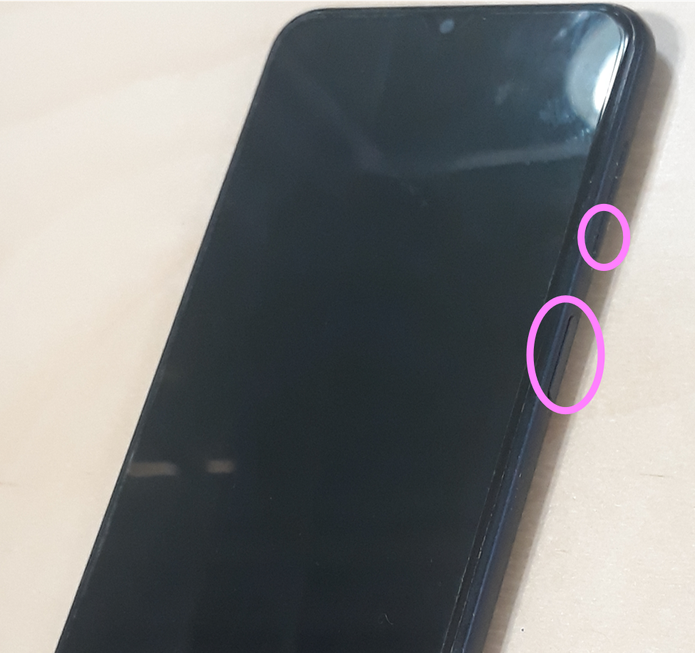 측면 버튼 + 볼륨 아래 버튼 같이 누르기