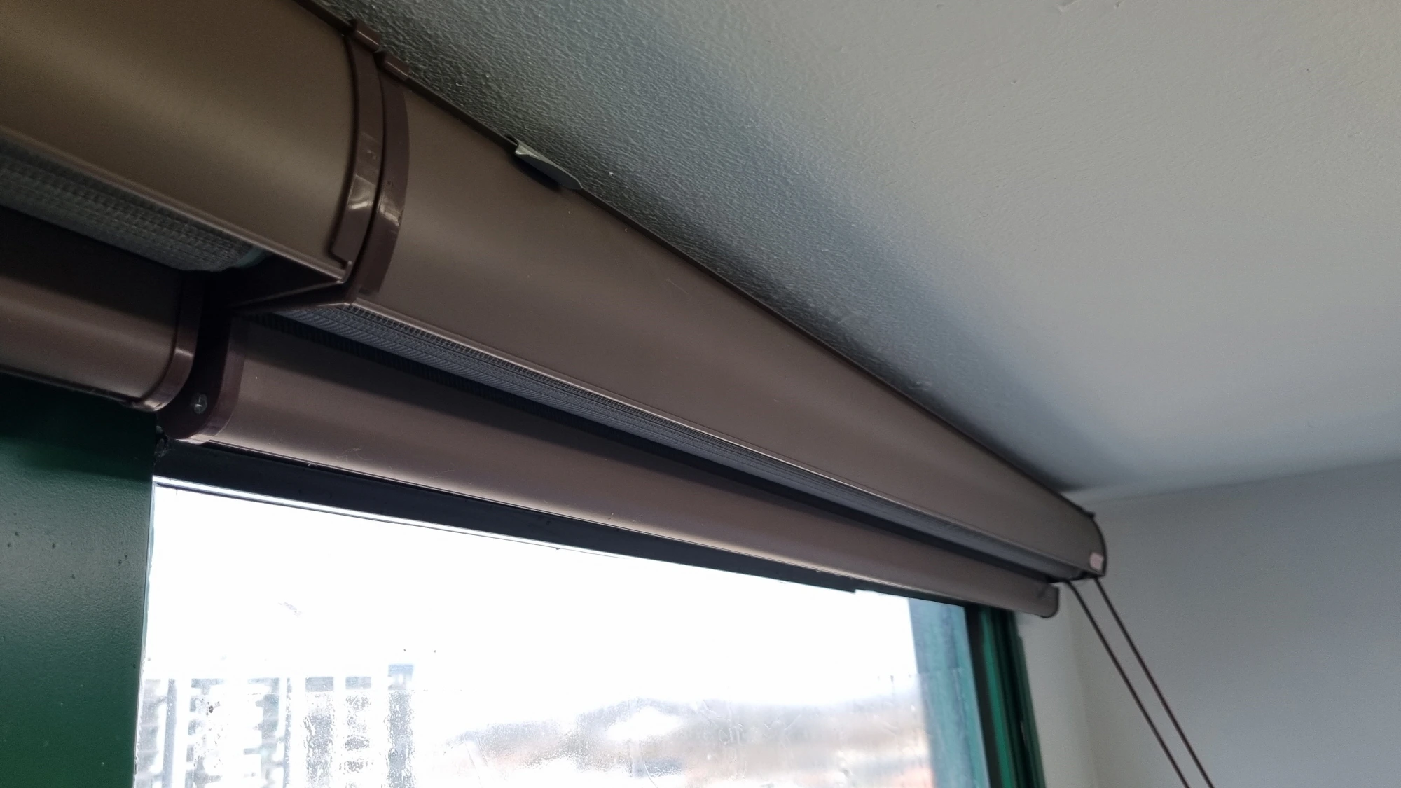 블라인드 고정 부품 위치