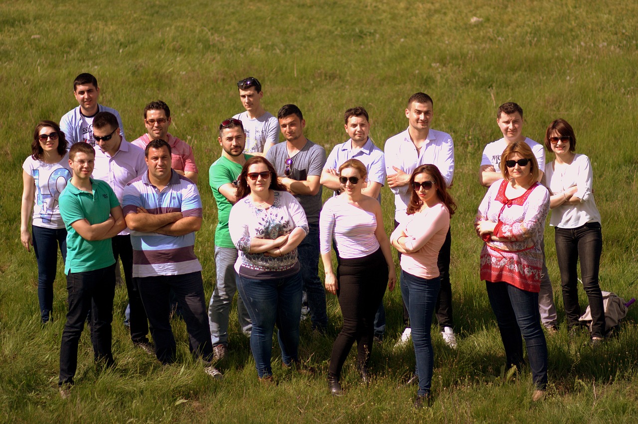 다양한 사람들이 모여있는 사진