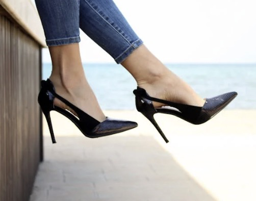 굽이 높은 신발 착용