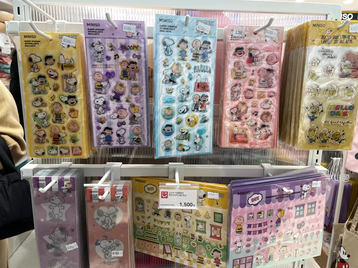 해리포터-미니언즈-스누피-캐릭터-굿즈-소품-구경하기-좋은-미니소-대학로점