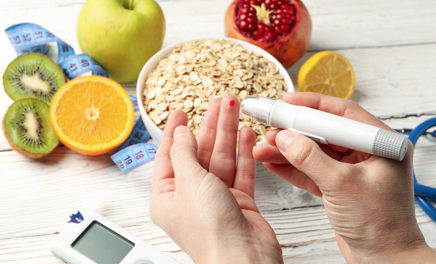 혈당을 측정하기 위해서 채혈하는 모습