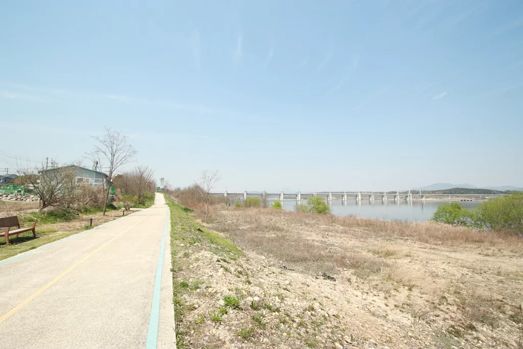 화사한 봄꽃이 핀 여강변 산책로 풍경 사진