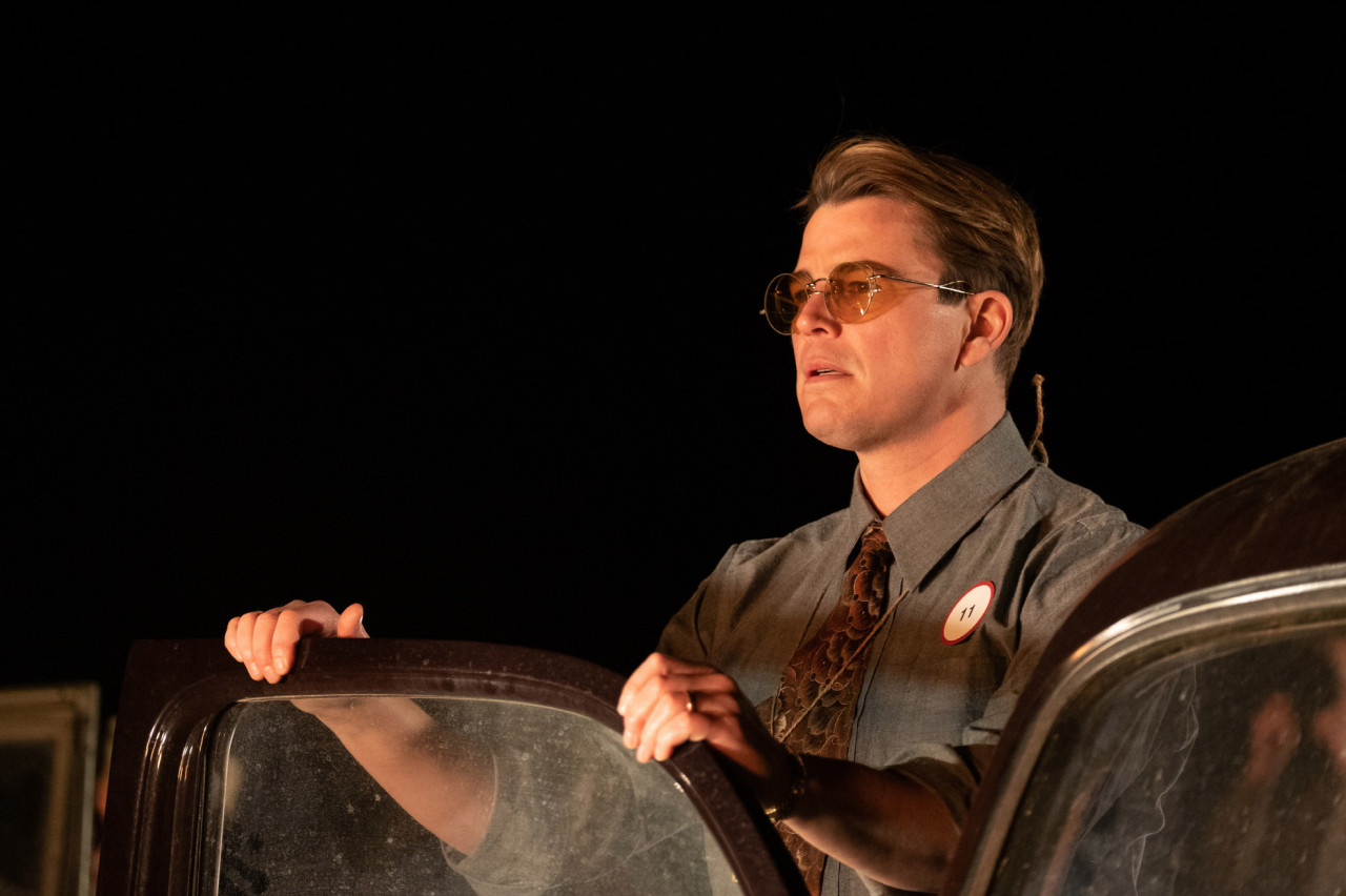 오펜하이머 영화에 한장면에 맷데이먼이 어딘가를 바라보고 있다.