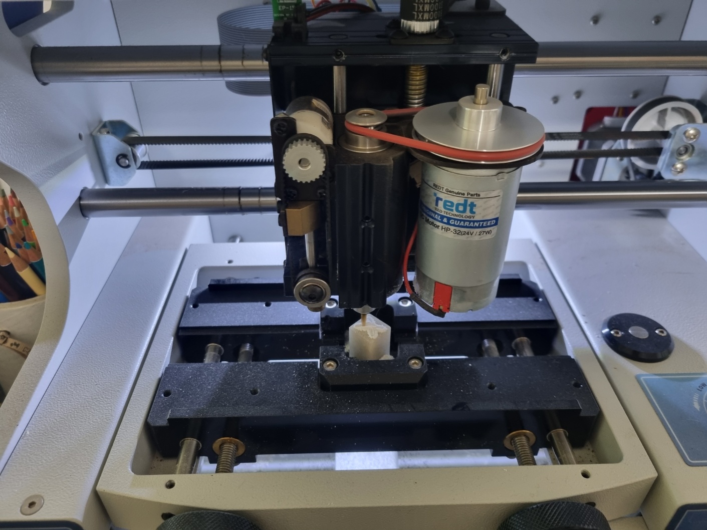 조각기로 도장 파는 중 / by Sa-ha