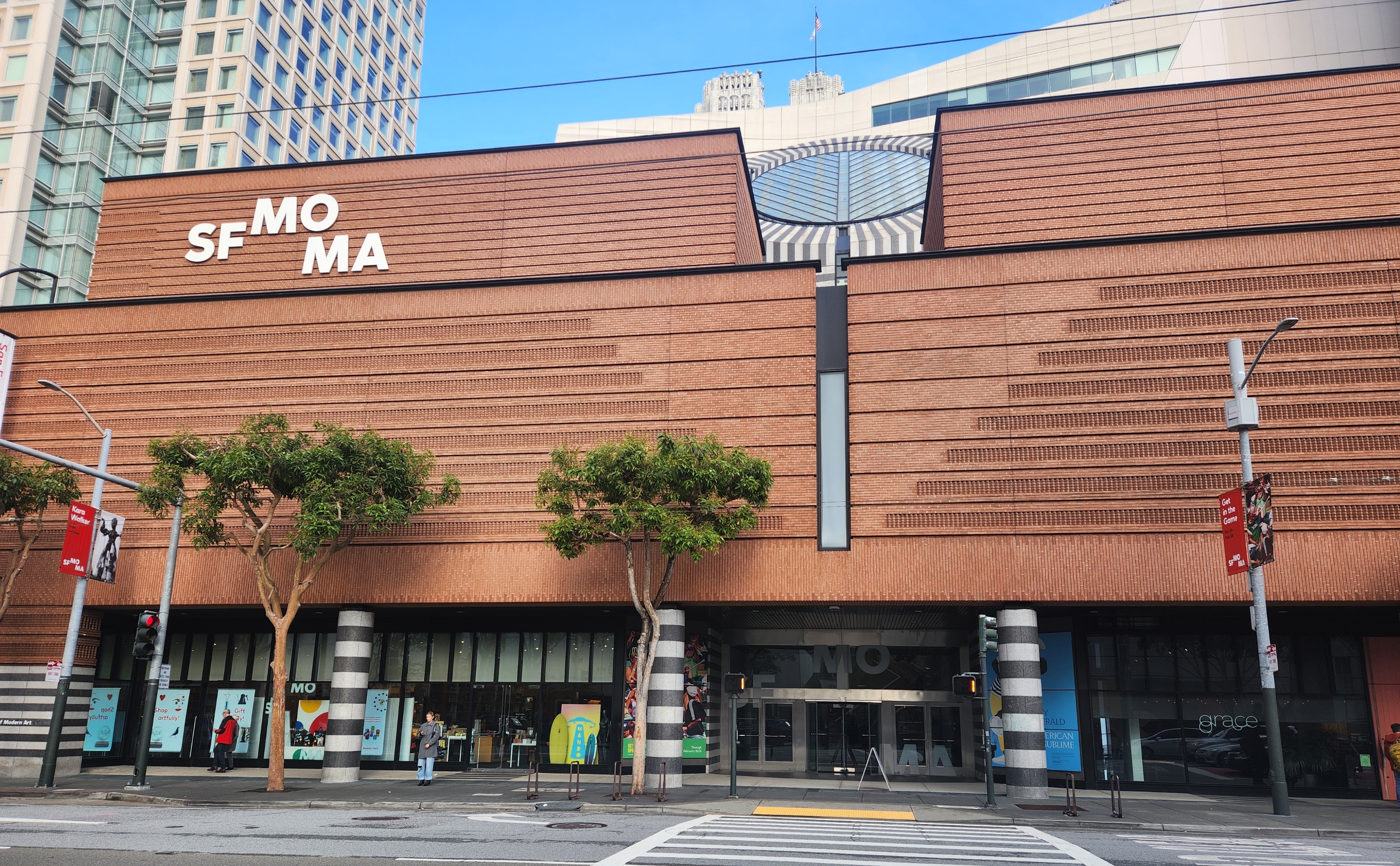 샌프란시스코 현대미술관 전경을 보여주는 이미지