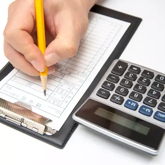 중개수수료 계산하고 있는 사람