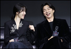 영화-트렁크-주연배우-공유와-서현진의-웃는-모습