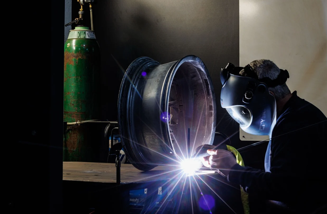 불꽃이 튀며 용접하는 남성 사진